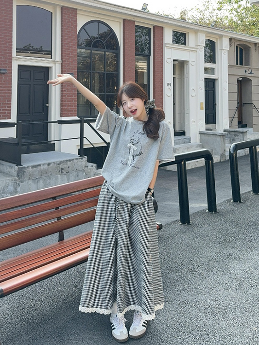 【587】2色展開 2点セット ロゴプリント 半袖 Tシャツ+ チェック柄 レースヘム ロングスカート/ワイドパンツ ハイウエスト ゆったり トップス 体型カバー 韓国風 夏 同色系ヘアアクセサリー付き レディース