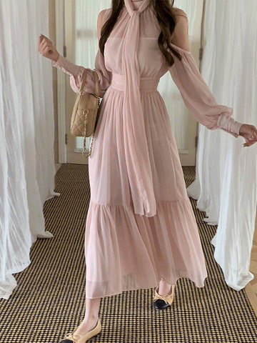 【411】[エアリー感満載！軽やか素材で優美に揺れる] 大人可愛い シフォン オフショルダー リボンタイ付き ロングワンピース 軽やか 大きめフレア袖 大きいスカート お呼ばれ ドレス パーティー 発表会 デート
